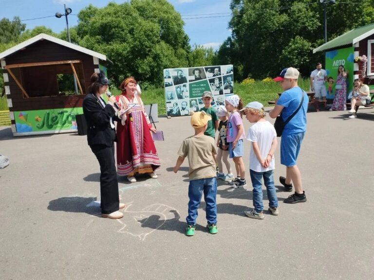 7 июня в Городском парке культуры и отдыха м. о. Чехов сотрудники ДК «Родник» провели познавательно-игровую программу для детей «Путешествие в мир сказок Пушкина»