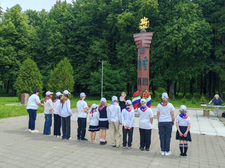 22 июня, в День памяти и скорби, у стелы «Населенный пункт воинской доблести» в селе Молоди м. о. Чехов прошёл «Час мужества».