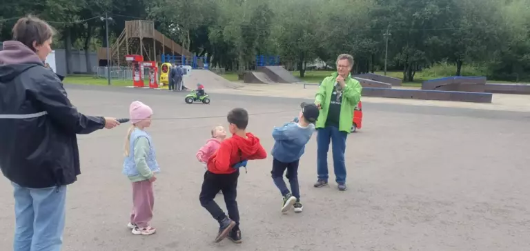 В городском парке культуры и отдыха города Чехов прошел веселый праздник под названием «Здравствуй, осень!» Сотрудники ДК «Мечта» м. о. Чехов провели увлекательную конкурсно-игровую программу для детей.